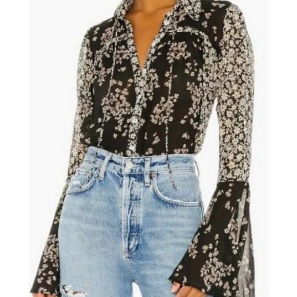 Free People printed Boho flare sleeve blouse EUC - Picture 3 of 16